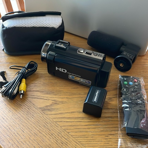 DVC Digital Vídeo Camera 1080P Microphone, Remote, 2 Batteries,Case, Memory Card - Picture 1 of 9